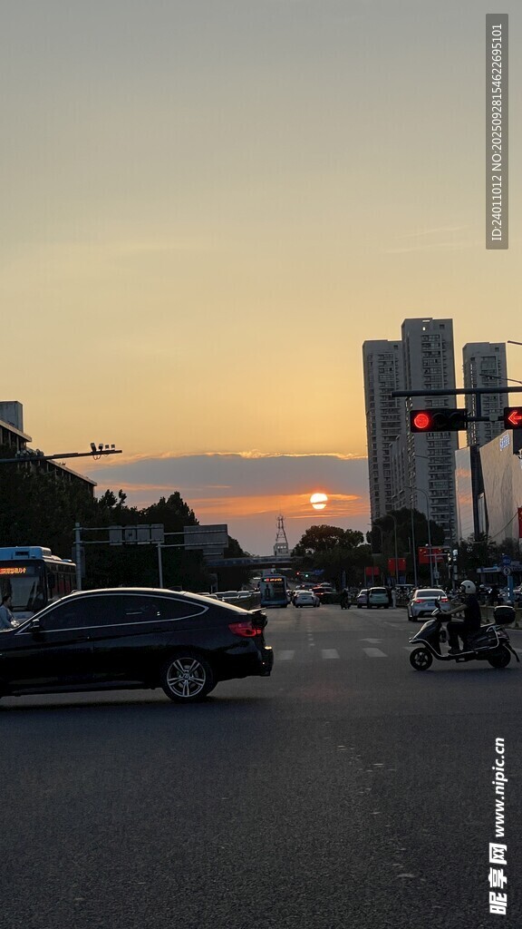 黃昏城市街道交通景象
