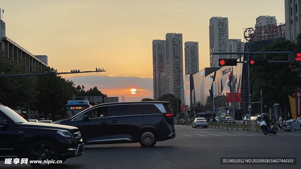 城市黃昏街道車流景象