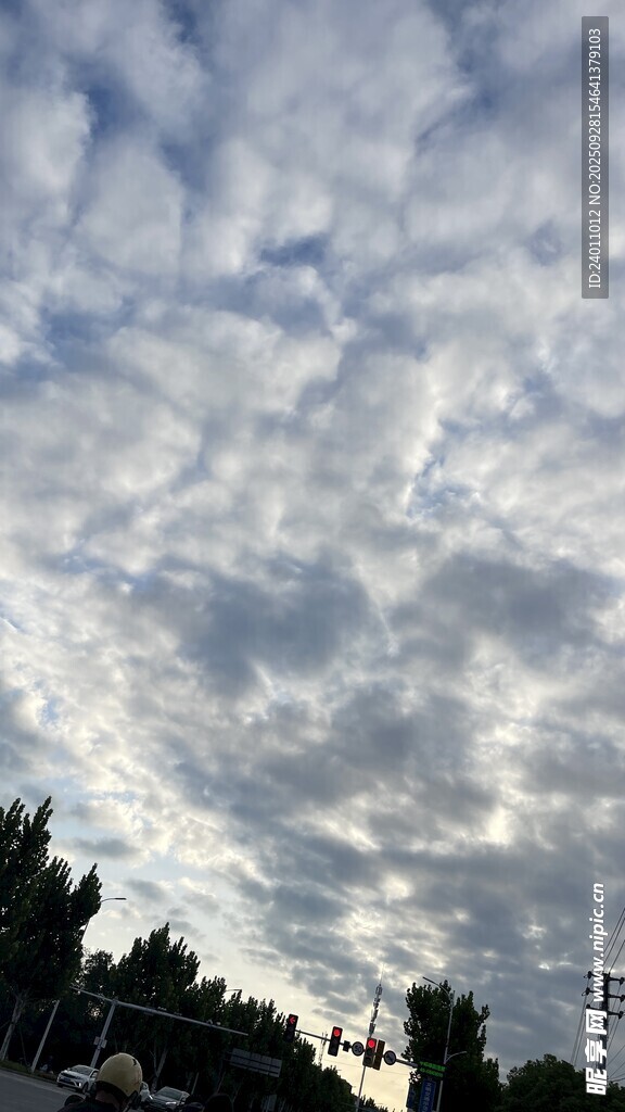 天空中密布的層疊云朵