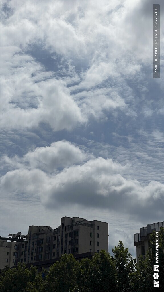 城市上空的多云景象