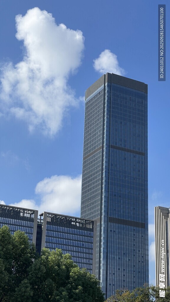 城市高樓與藍天白云景觀