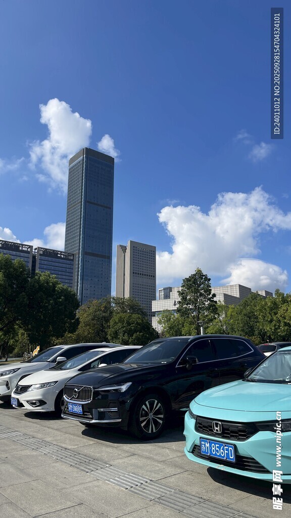 城市停車場中的多彩車輛