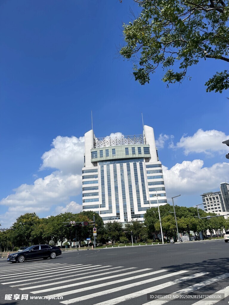 城市路口的白色高樓建筑