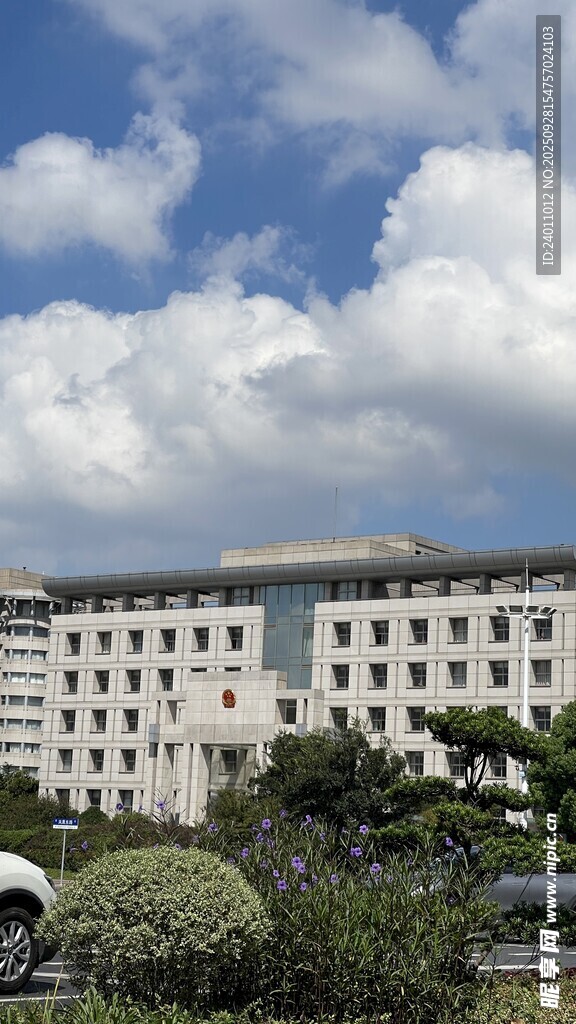 藍天白云下的白色建筑群