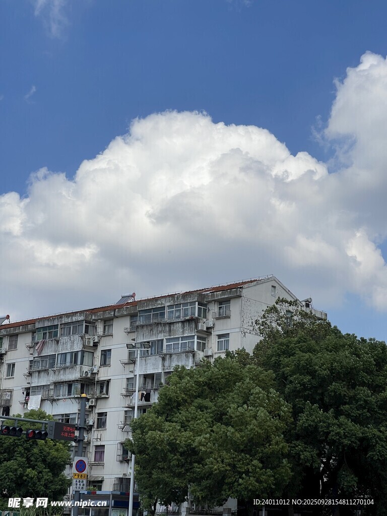 藍天白云下的居民樓