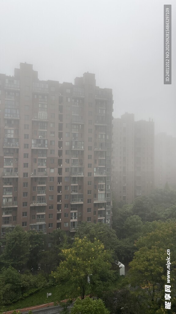 霧中林立的城市住宅樓