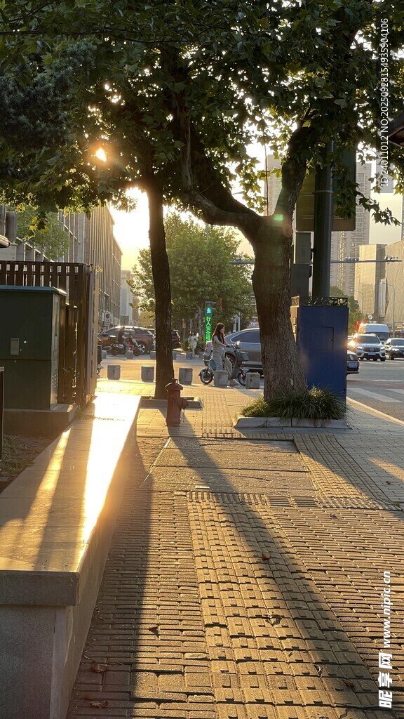 夕陽(yáng)下的靜謐街道