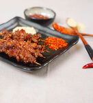美味烤肉串搭配多樣調(diào)料
