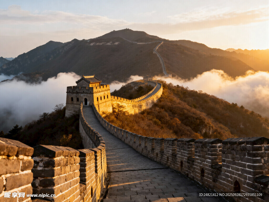 日出下的雄偉長城