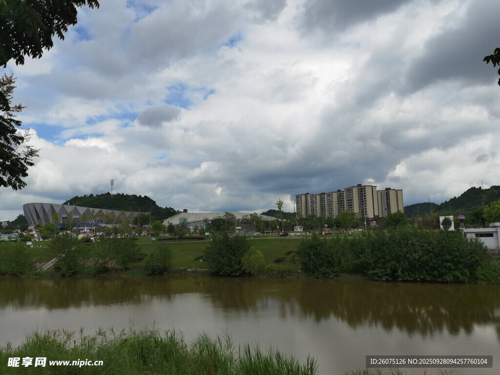 河畔城鎮(zhèn)風景