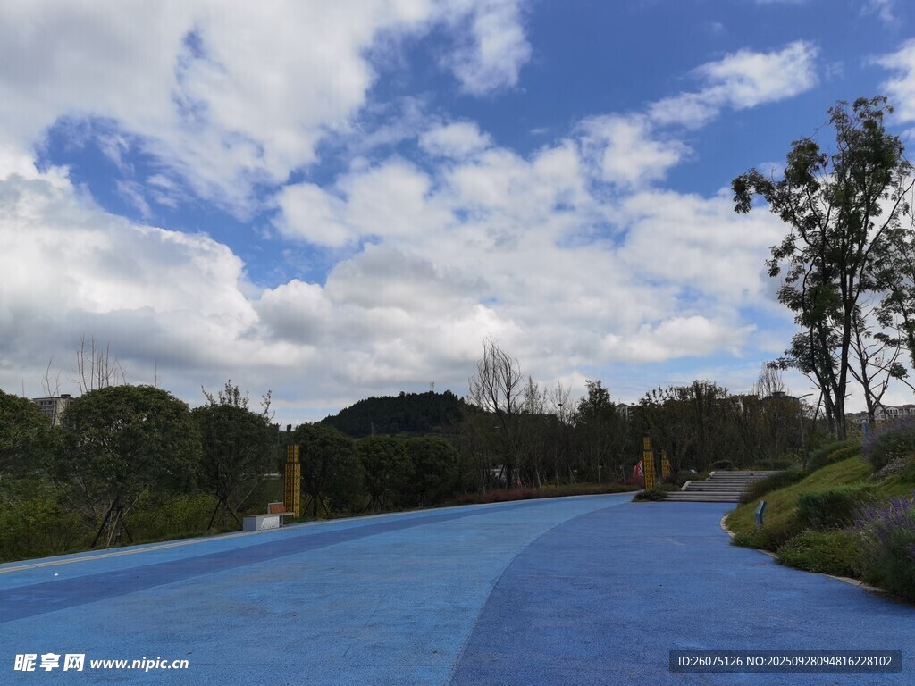藍(lán)色路面的美麗戶(hù)外景致
