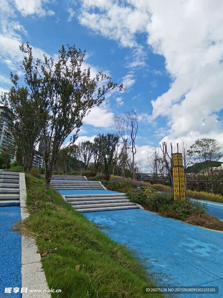藍(lán)色步道旁的戶外風(fēng)景