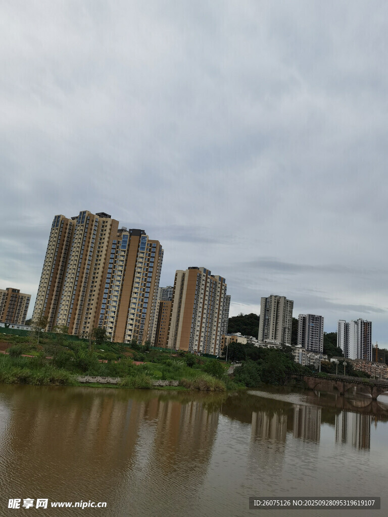 河畔高樓林立的城市景象