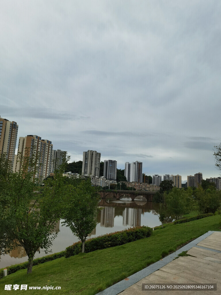 城市河畔風(fēng)景