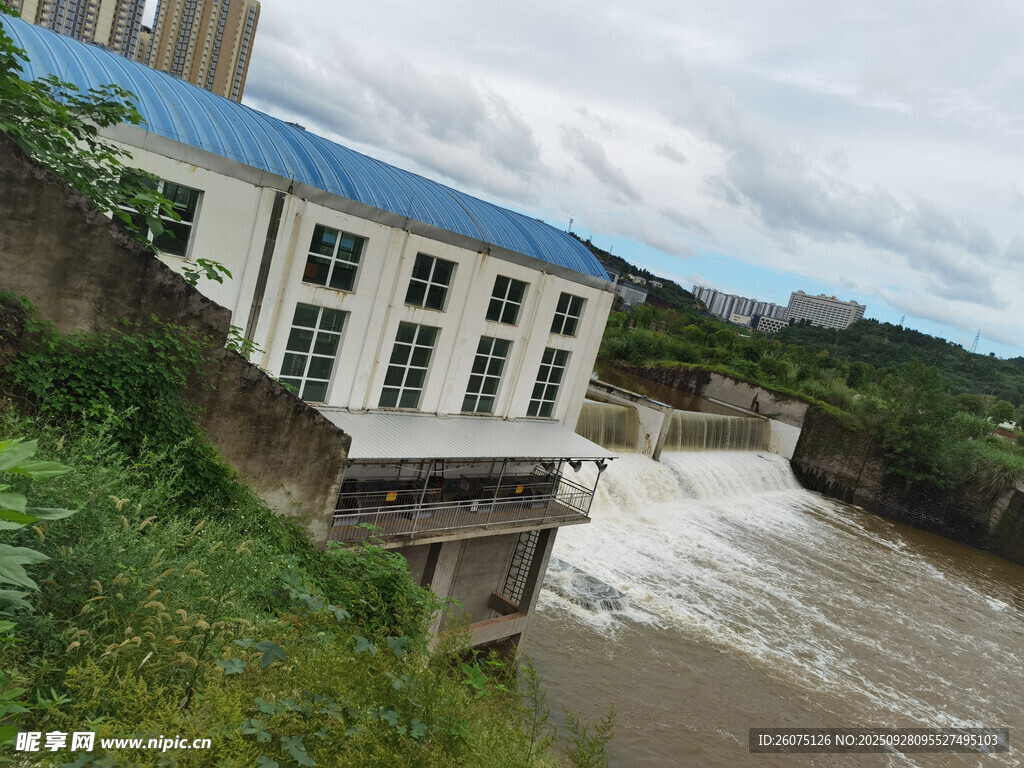 河邊建筑與湍急流水