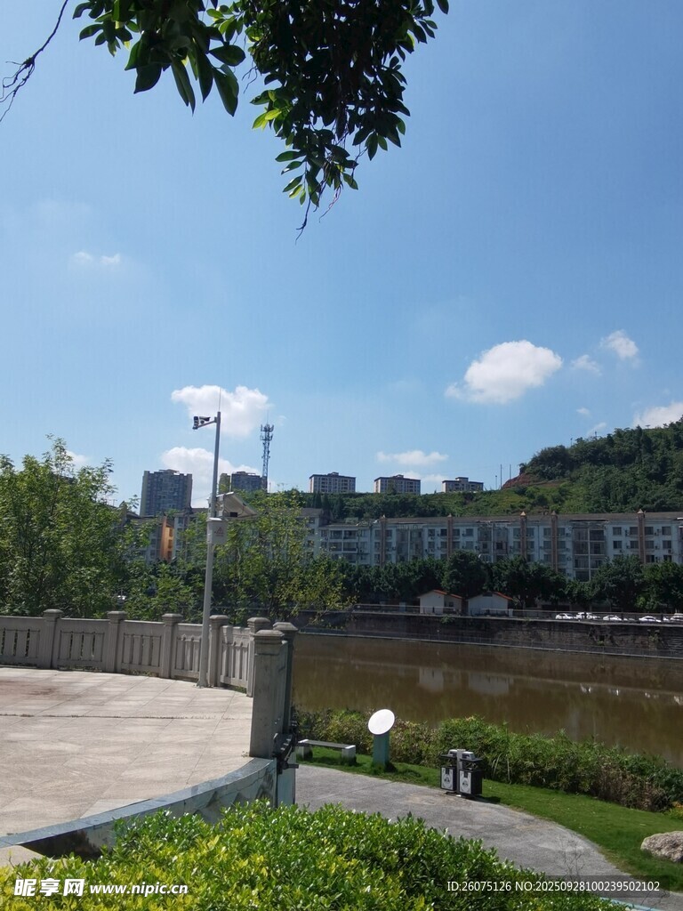 河畔風(fēng)光景色宜人