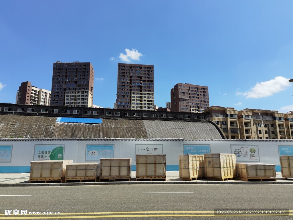 城市建筑工地與堆放的材料