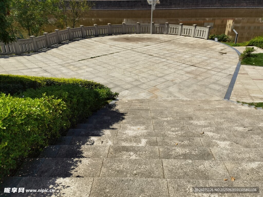 戶外石板小徑與綠植景觀