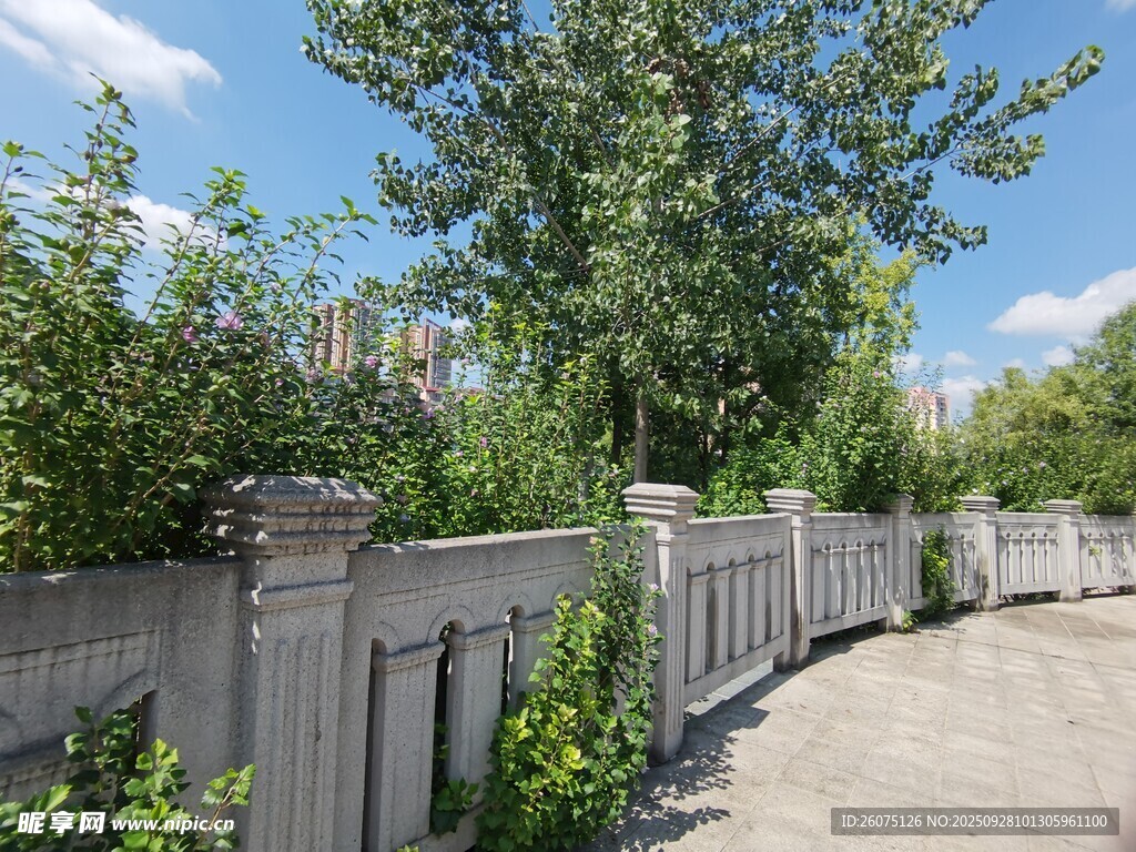 戶外石質(zhì)圍欄與綠植景觀