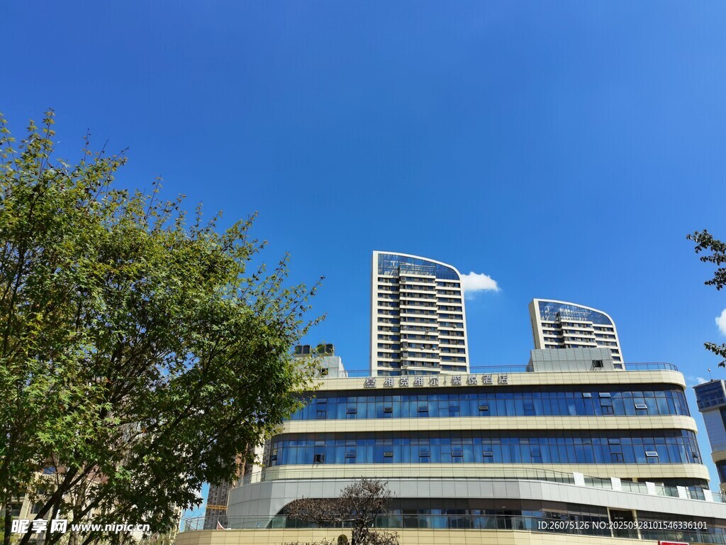 藍(lán)天綠樹旁的現(xiàn)代建筑