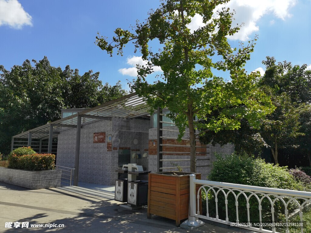庭院小屋與綠樹景致