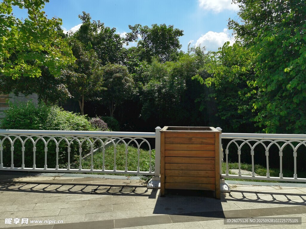 戶外公園中的木質(zhì)圍欄景觀