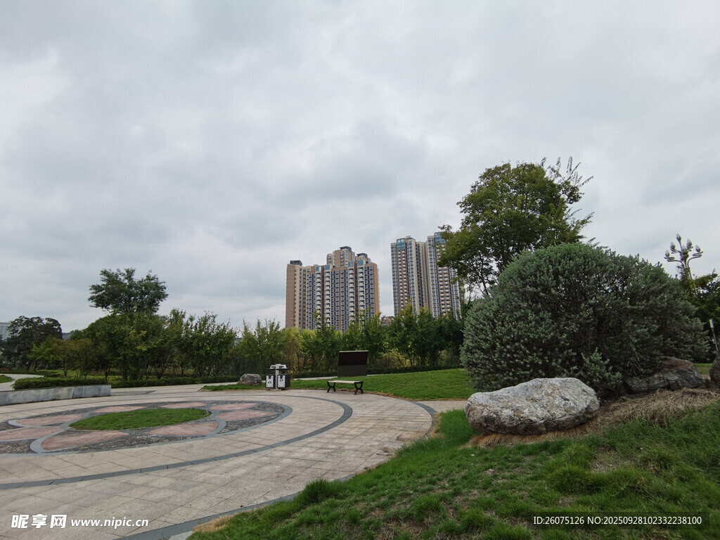 城市公園景觀綠樹環(huán)繞