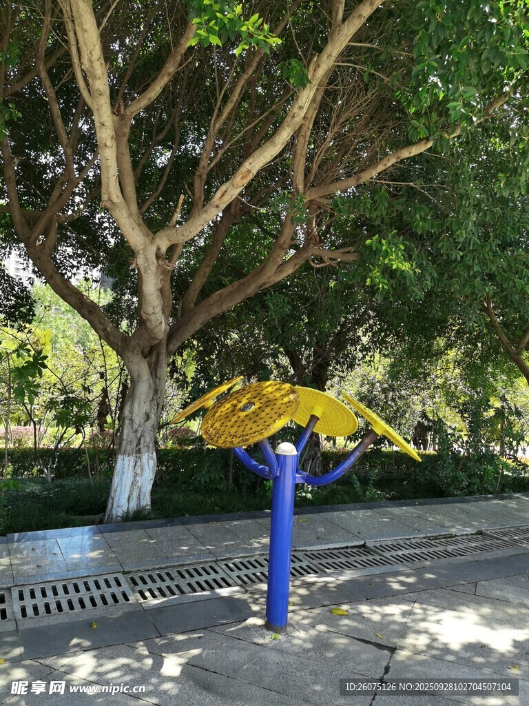 公園中的創(chuàng)意造型景觀座椅