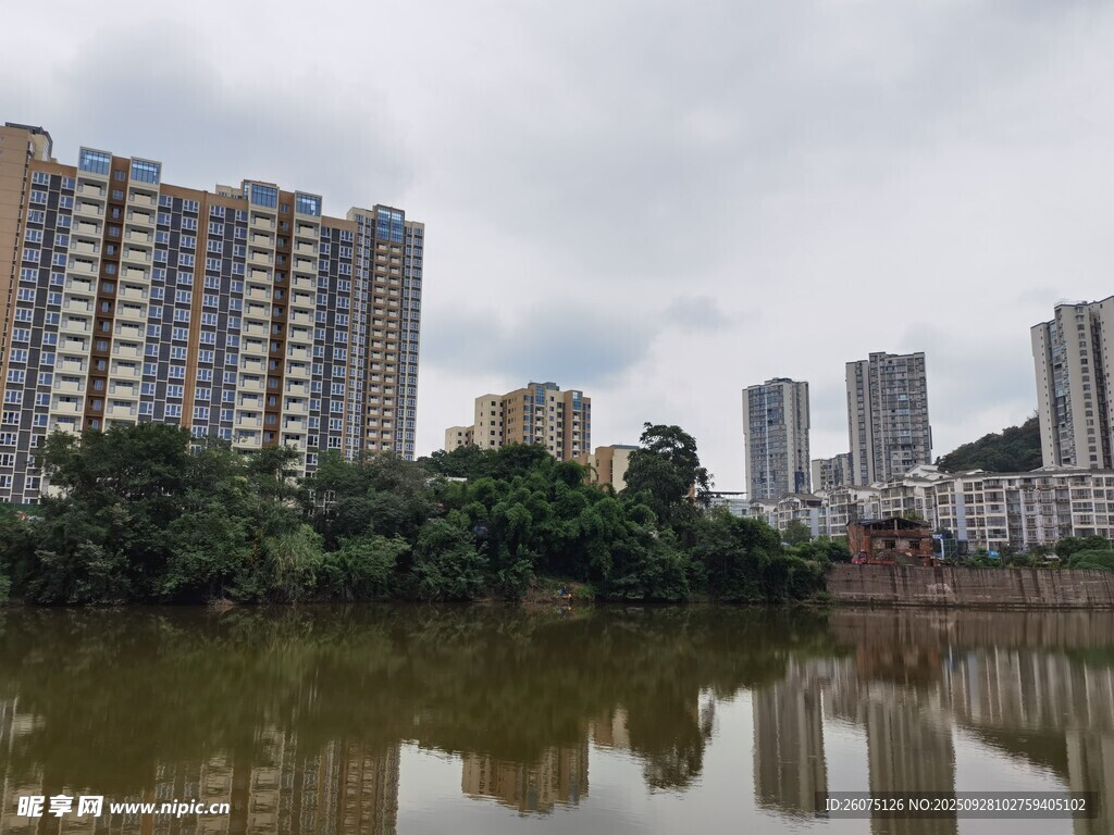 城市河畔高樓景觀
