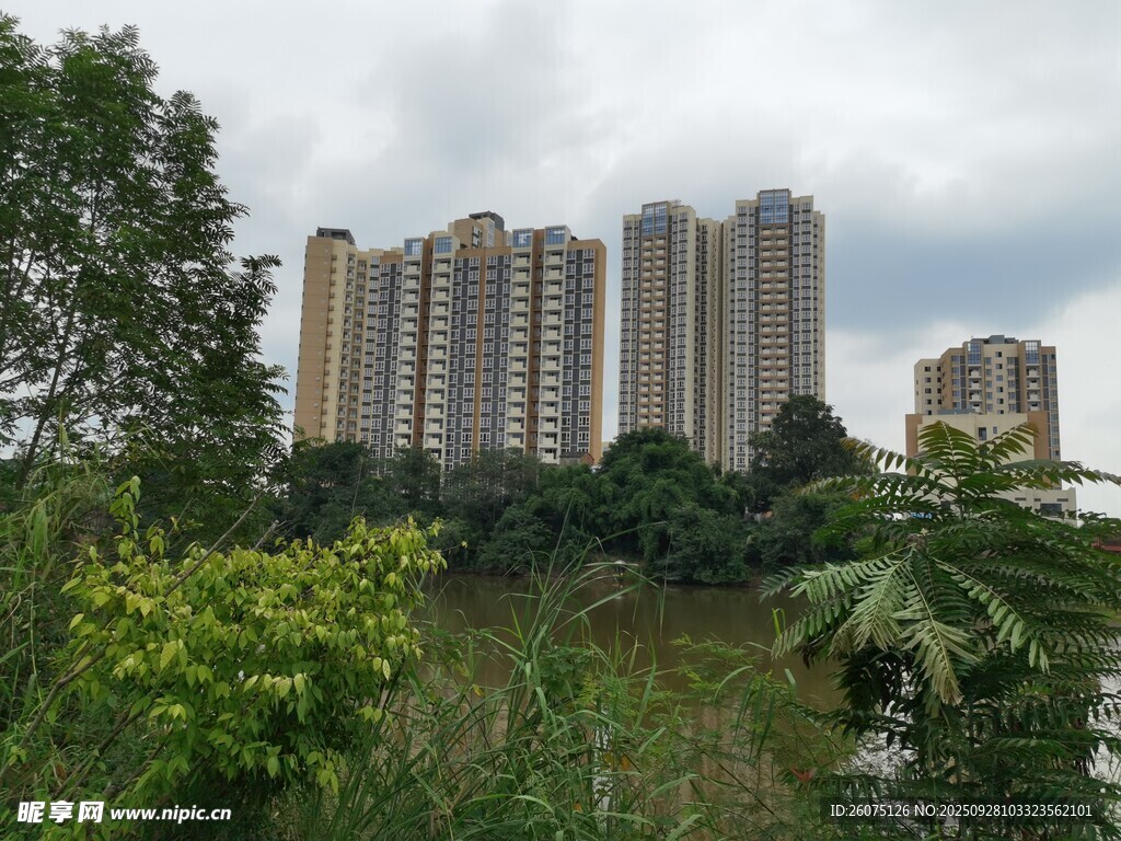 綠樹環(huán)繞的高層住宅小區(qū)