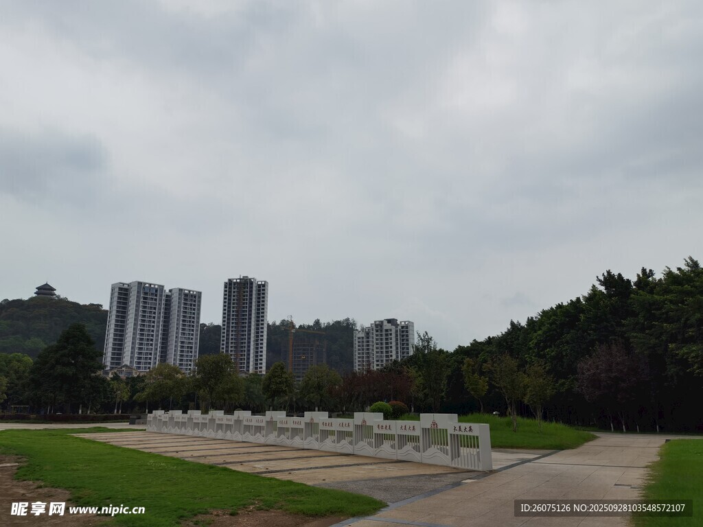 城市邊緣的綠地與高樓景觀