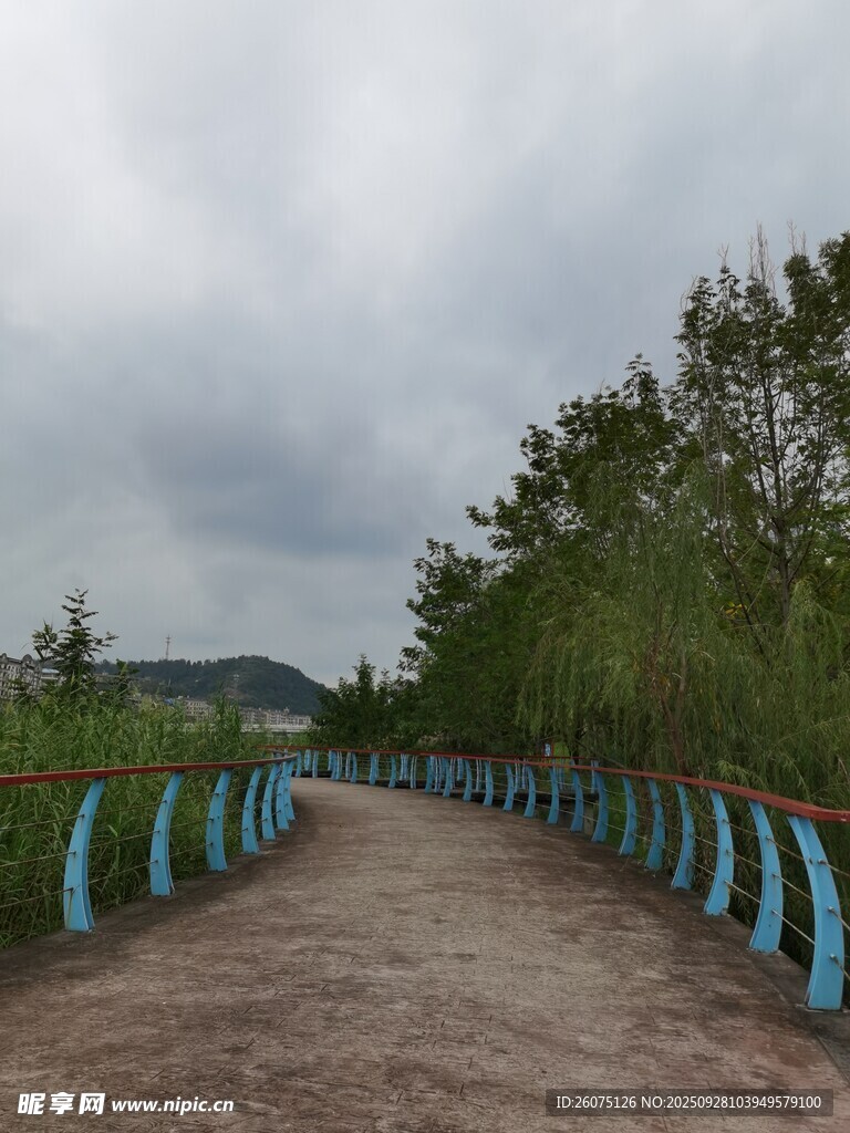 鄉(xiāng)間多彩護欄的蜿蜒小路