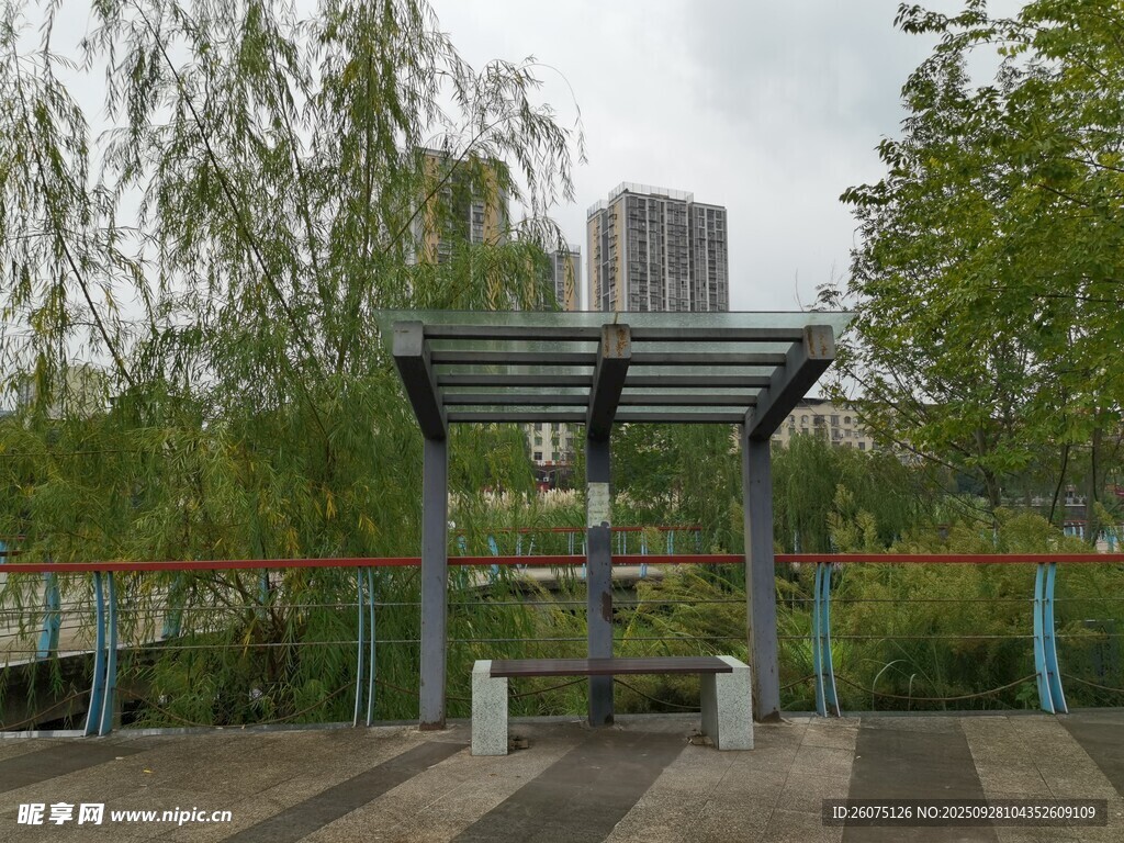 城市公園中的簡(jiǎn)約涼亭