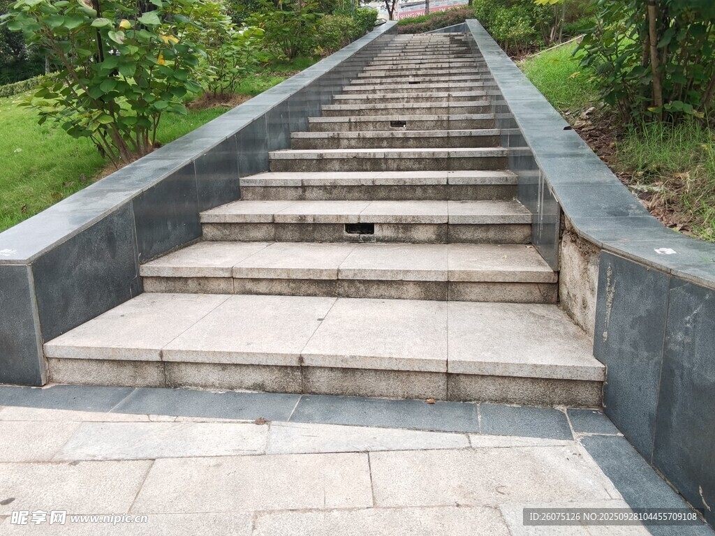 戶外石階蜿蜒于綠意間