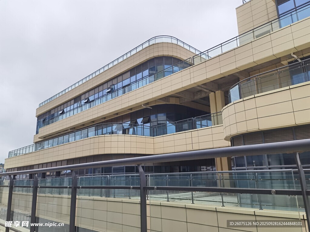 現(xiàn)代風(fēng)格多層建筑外觀