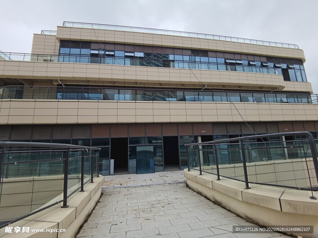 現(xiàn)代風格多層建筑外觀