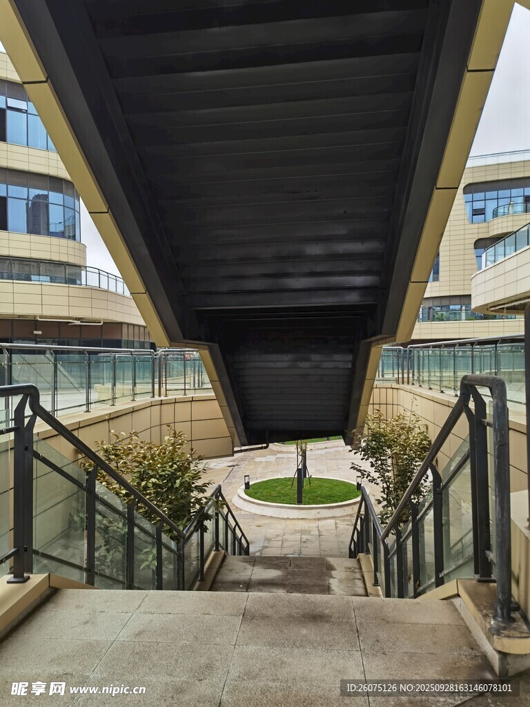 俯瞰視角下的戶外樓梯景觀