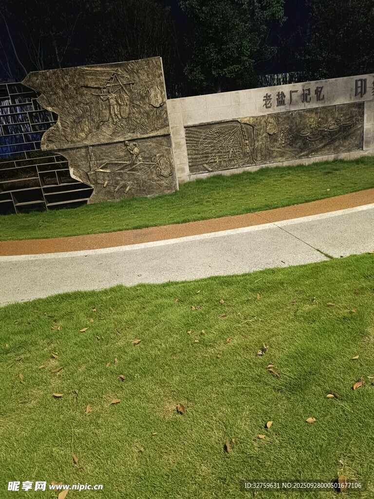 夜晚校園草坪與建筑景觀