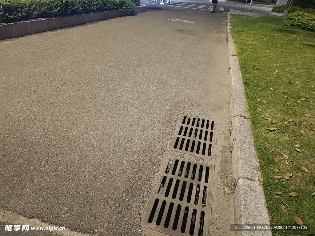 路邊排水口特寫(xiě)
