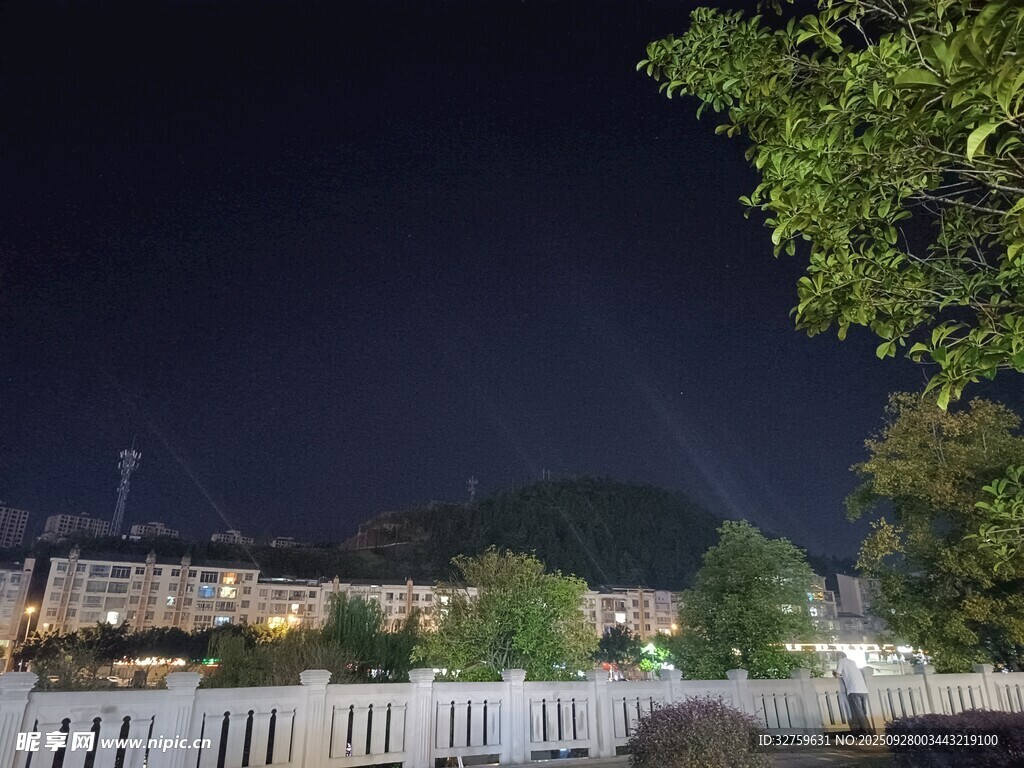 夜晚庭院景色