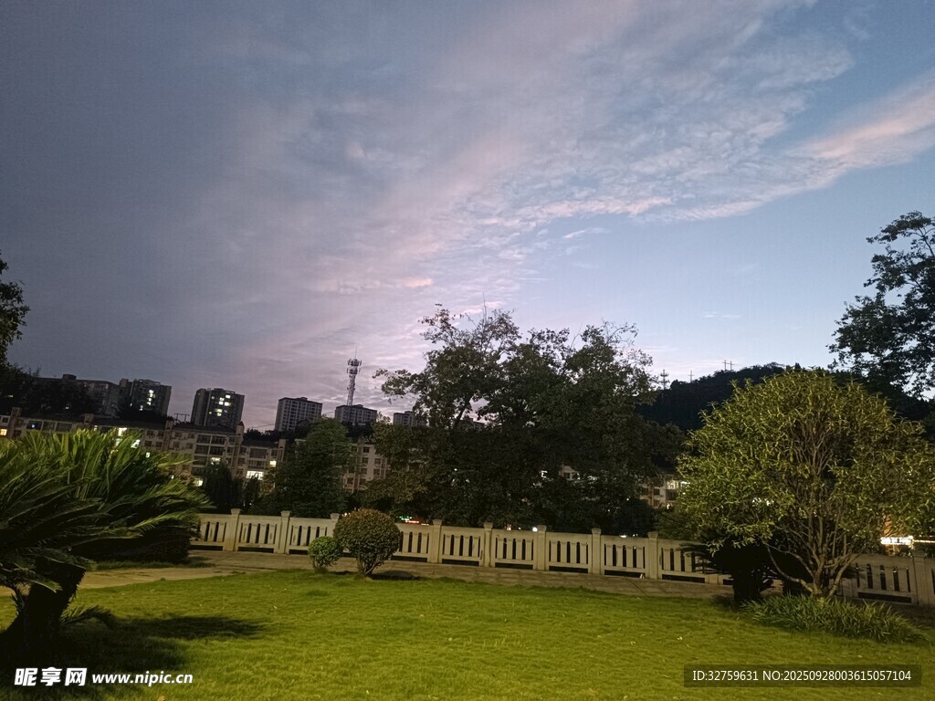 黃昏下的庭院美景