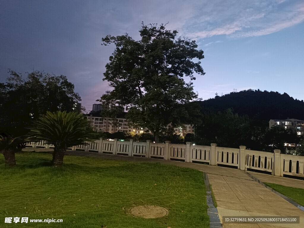 黃昏下的庭院景致