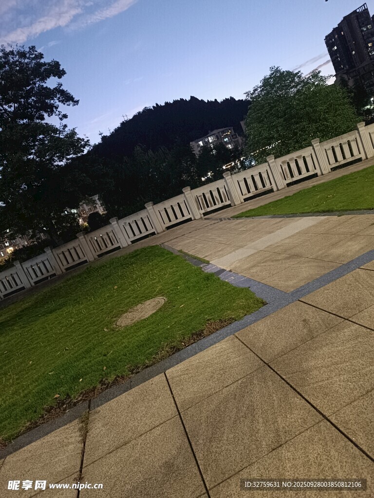 戶外庭院水泥步道與草坪