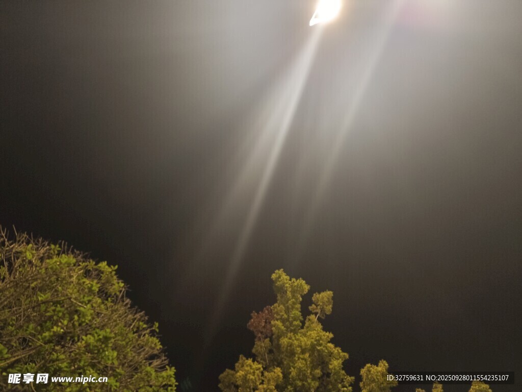 夜空中閃耀的明亮光束