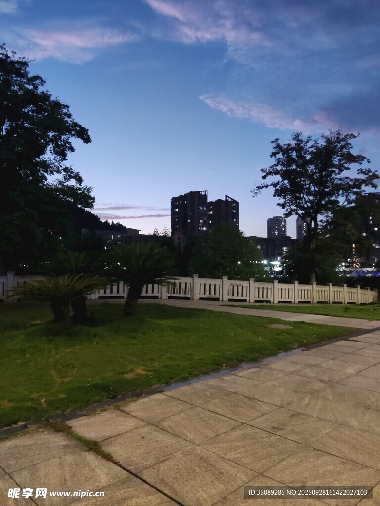 戶外寧靜步道與綠植景觀