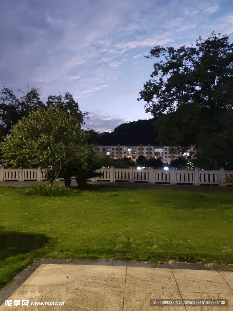 戶外庭院綠地風(fēng)景