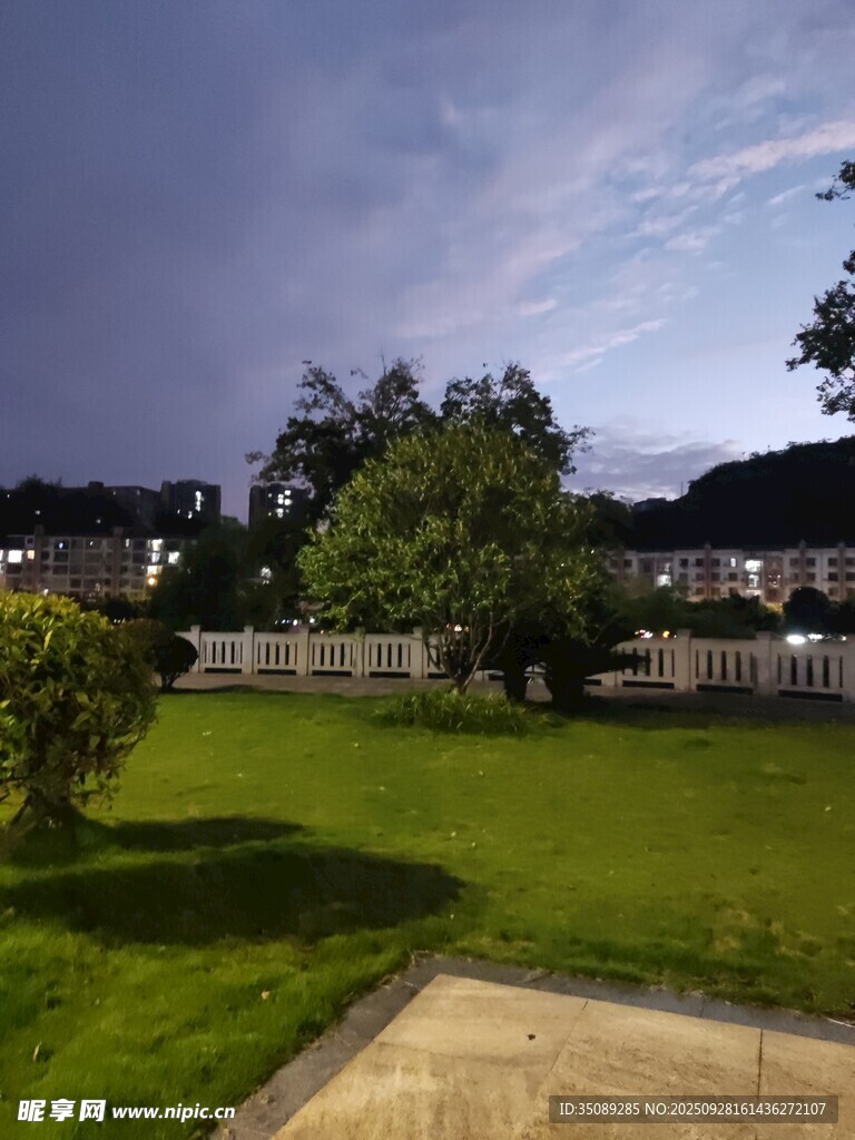 黃昏下的靜謐庭院美景