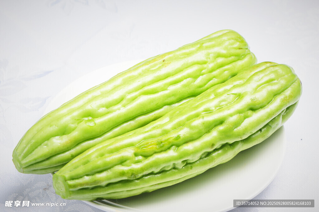 新鮮翠綠苦瓜擺于盤中