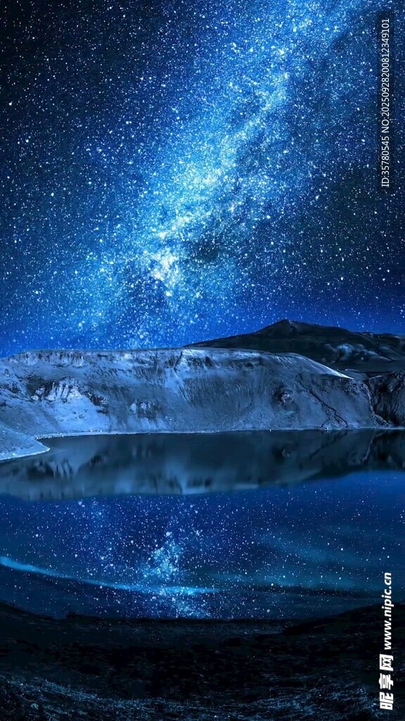 夢幻星空下的靜謐湖面