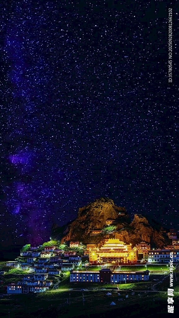 山間夜景星空下的璀璨村落
